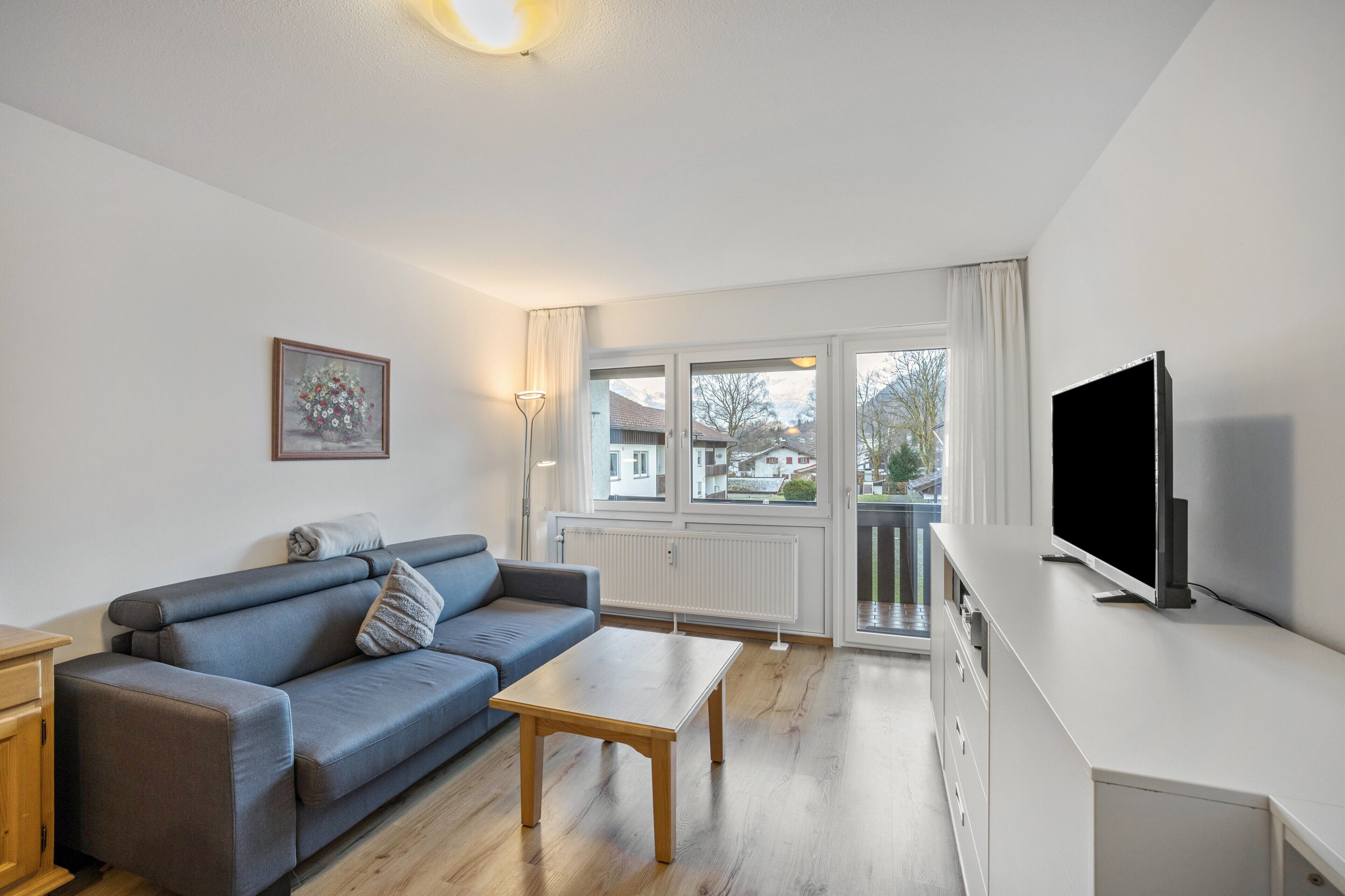 Fernseher, Tischtennisplatte, Stereoanlage