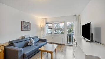 Fernseher, Tischtennisplatte, Stereoanlage