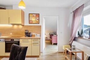 Fridge, oven, stovetop, dishwasher