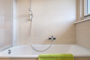 Dusche, Haartrockner, Handtücher