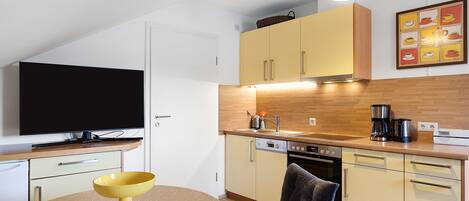 Kjøleskap, ovn, kokeplater og oppvaskmaskin