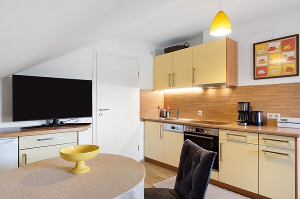 Réfrigérateur, un four, surface de cuisson, lave-vaisselle