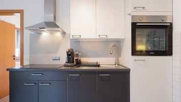 Fridge, oven, stovetop, coffee/tea maker