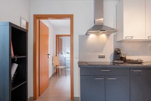 Réfrigérateur, un four, surface de cuisson, cafetière-théière