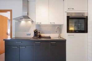 Kjøleskap, ovn, kokeplater og kaffetrakter/tekoker