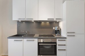 Fridge, oven, stovetop, dishwasher