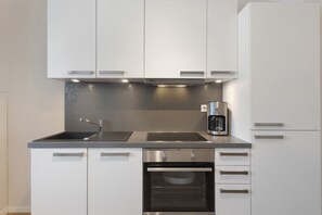 Fridge, oven, stovetop, dishwasher