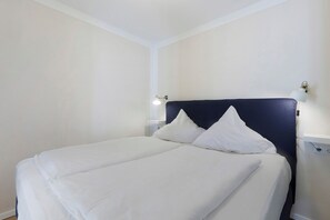 1 bedroom, free WiFi, bed sheets - Apartment 'Halla' with Private Terrace, Shared Garden and Wi-Fi (Balve)