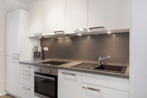 Een koelkast, een oven, een kookplaat, een vaatwasser