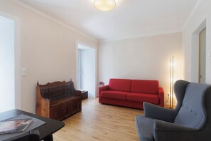 TV - Apartment 'Halla' with Private Terrace, Shared Garden and Wi-Fi (Balve)