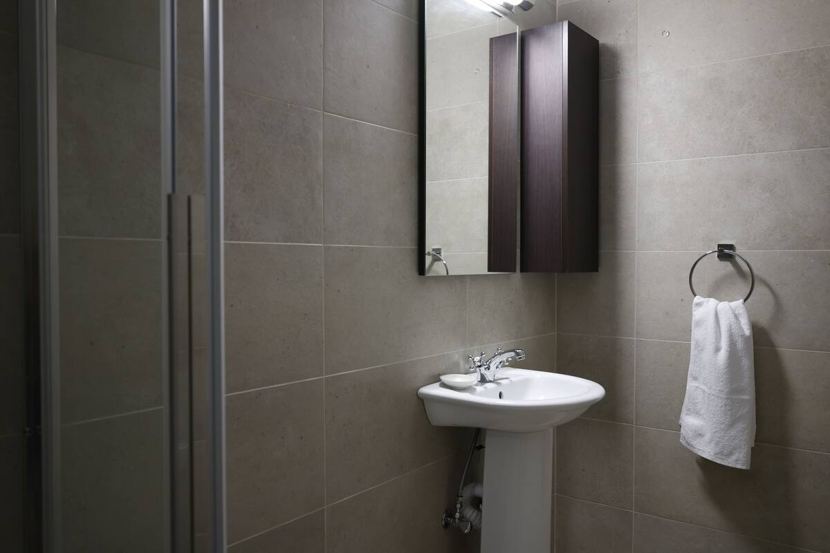 Ducha, artículos de higiene personal gratuitos y secador de pelo