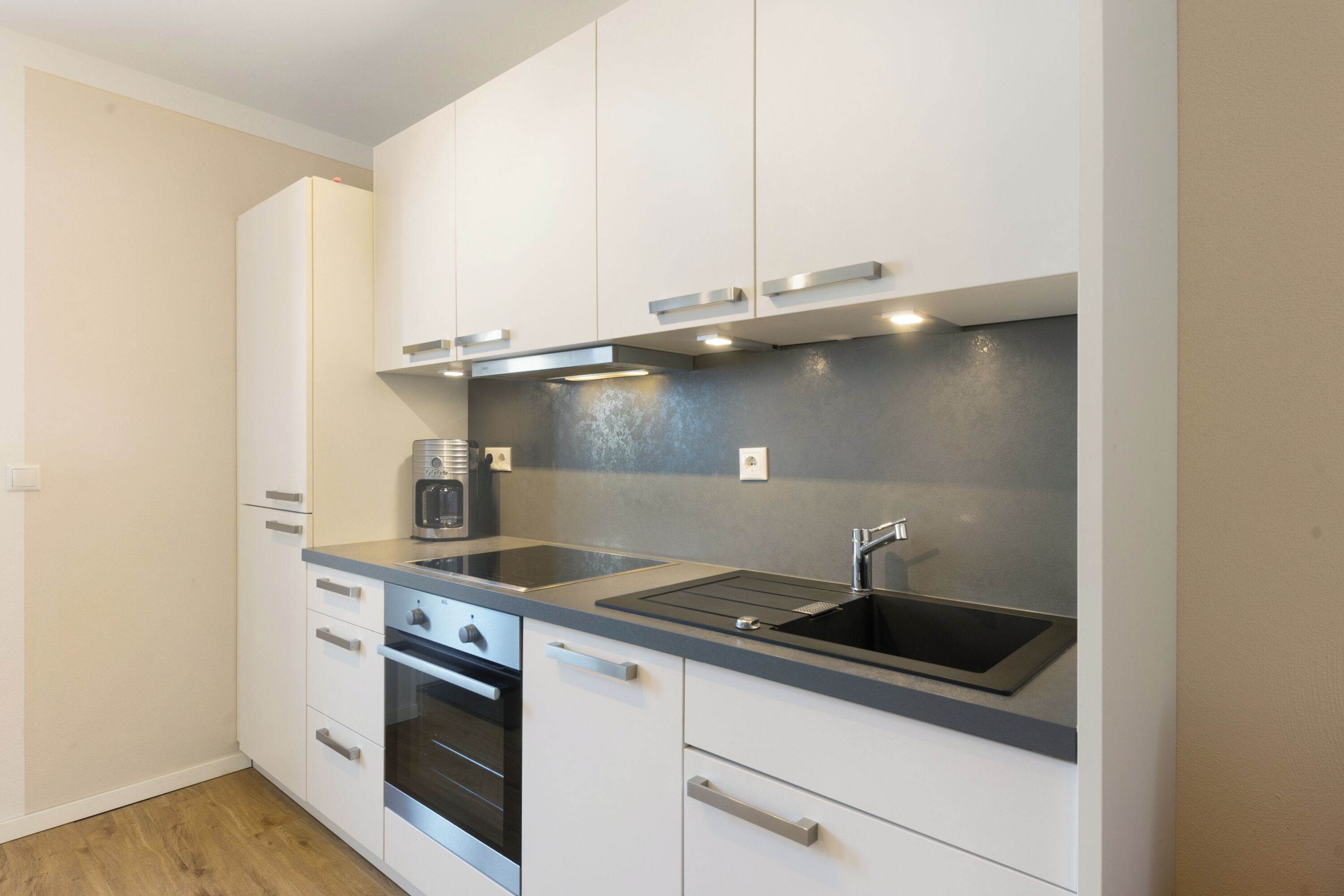 Kjøleskap, ovn, kokeplater og oppvaskmaskin