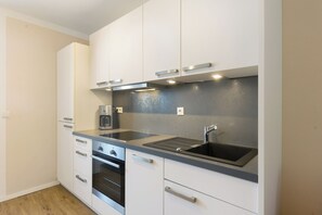 Frigorifero, forno, piano cottura, lavastoviglie