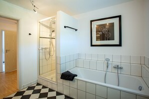 Dusche, Haartrockner, Handtücher