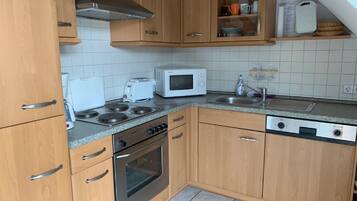 雪櫃、微波爐、焗爐、爐具