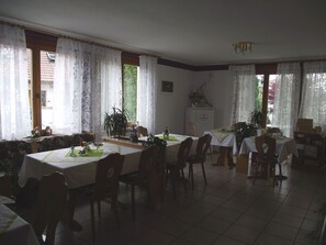 Dining - Room 'Dreibettzimmer Mit Dusche Und Wc 2' with Balcony and Wi-Fi (Sipplingen)