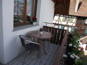 Outdoor dining - Room 'Dreibettzimmer Mit Dusche Und Wc 2' with Balcony and Wi-Fi (Sipplingen)
