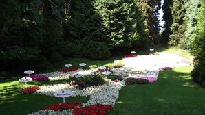 Un jardin agrémenté de parterres de fleurs et de panneaux de signalisation.