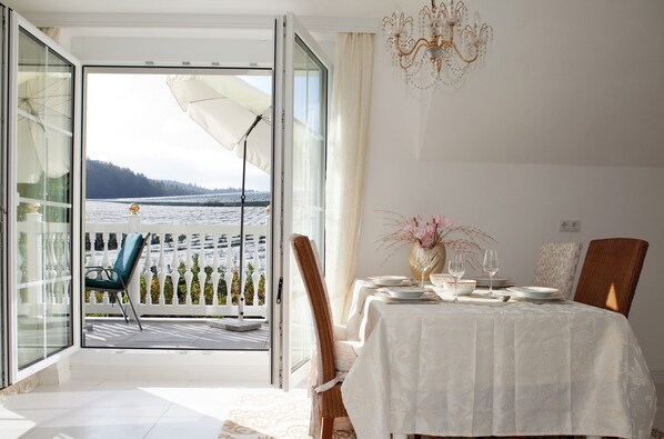 Outdoor dining - Apartment 'Mia' with Balcony and Wi-Fi (Uhldingen-Mühlhofen)