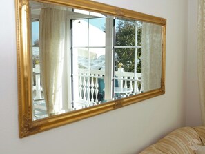 Interior - Apartment 'Mia' with Balcony and Wi-Fi (Uhldingen-Mühlhofen)