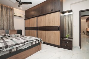 2 bedrooms, iron/ironing board, WiFi