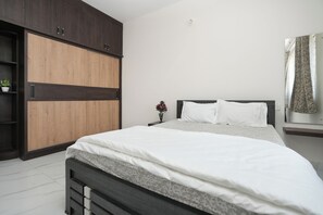 2 bedrooms, iron/ironing board, WiFi
