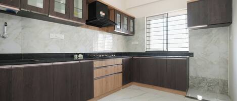 ثلاجة، ميكروويف، موقد طهي مسطح