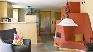 A modern living room with a sofa, armchair, and a glass coffee table. - Apartment 'Stapelfeldt' with Private Terrace, Shared Garden and Wi-Fi (Wasserburg (Bodensee))