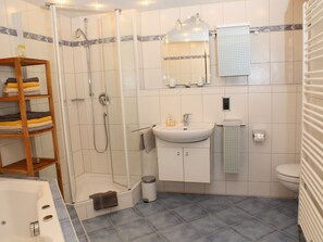 Dusj, hårføner og håndklær