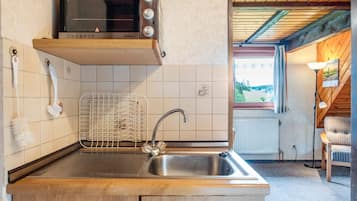Frigorífico, placa de cocina, cafetera o tetera y hervidor eléctrico