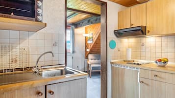 Fridge, stovetop, coffee/tea maker, electric kettle