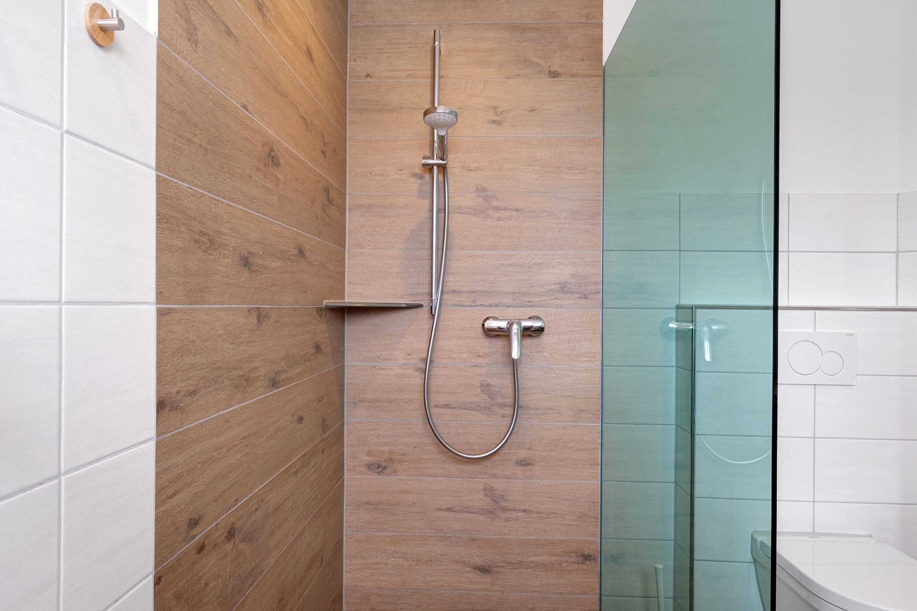 Een douche, een haardroger, handdoeken