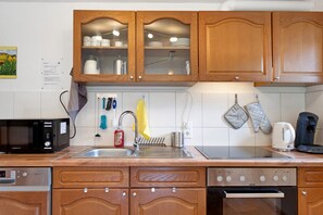 Frigorifero, microonde, forno, piano cottura