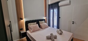 2 habitaciones, escritorio y tabla de planchar con plancha 