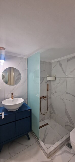 Shower, hair dryer, towels, soap - Flat99: Styling Comfort in the Heart of Thessaloniki (Thessaloniki)