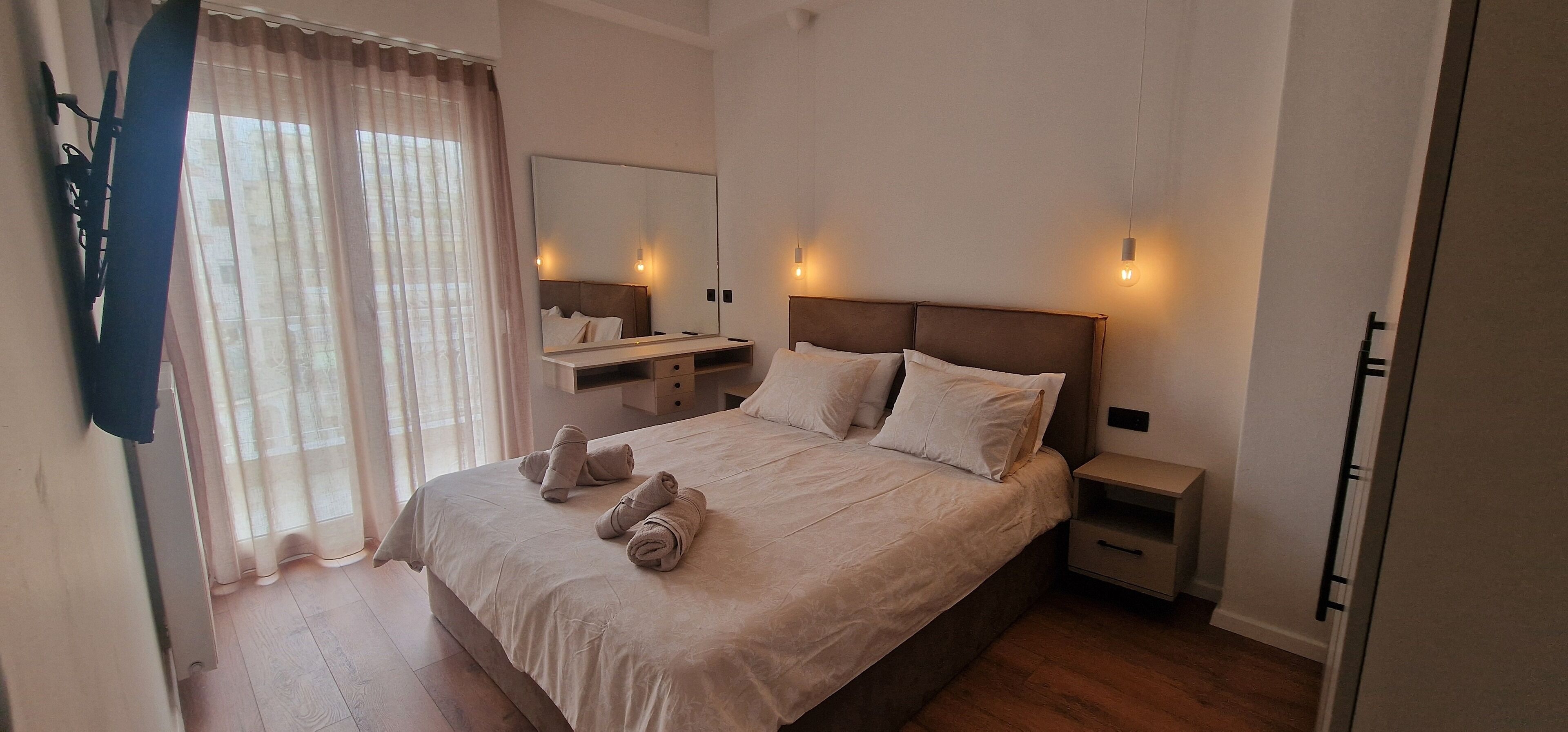 2 slaapkamers, een bureau, een strijkplank/strijkijzer, reisbedje