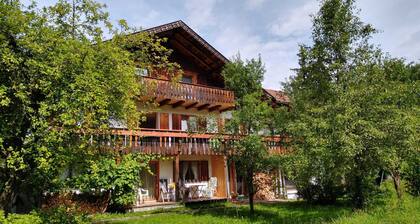 Ferienwohnung 'Michl' mit Gemeinschaftsterrasse, Gemeinschaftsgarten und Wi-Fi