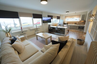 Modern apartment with a lake view for a comfortable stay. Easy parking space