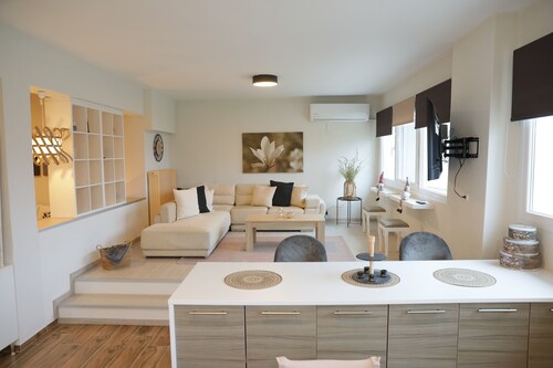 Modern apartment with a lake view for a comfortable stay. Easy  parking space