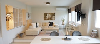 Modern apartment with a lake view for a comfortable stay. Easy parking space