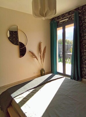 1 chambre, fer et planche à repasser, draps fournis