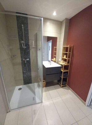Douche, sèche-cheveux, serviettes fournies, papier toilette