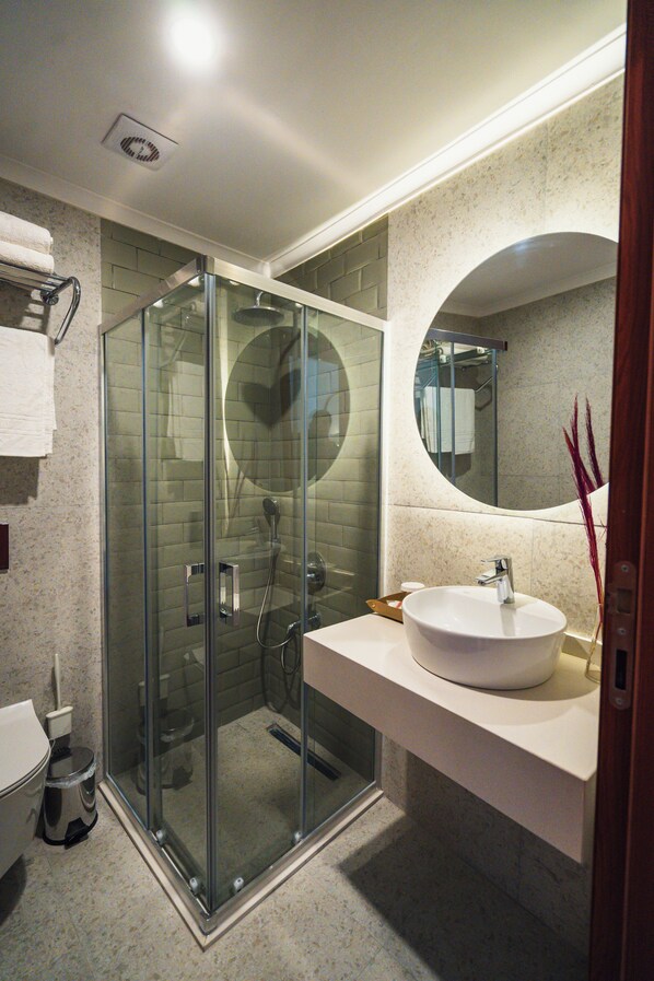 Shower, hair dryer, slippers, towels - Leila Cunda Hotel & Coffee (Ayvalik)