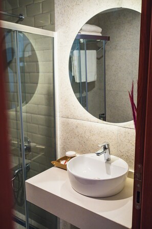 Classic Double Room | Bathroom | Shower, hair dryer, slippers, towels - Leila Cunda Hotel & Coffee  (Ayvalik)
