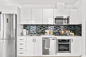 Mikrowelle, Herdplatte, Wasserkocher mit Kaffee-/Teezubehör