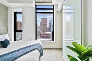 2 bedrooms, iron/ironing board, free WiFi, bed sheets - Calgary Tower View | King Bed | Mins to Saddledome (Calgary)