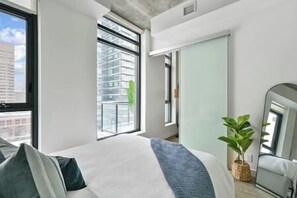 2 عدّة غرف نوم ومكواة/لوح كي وواي فاي مجانًا وملاءات أسرّة