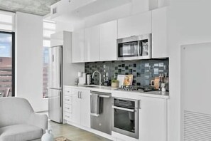 Microwave, stovetop, coffee/tea maker, cookware/dishes/utensils - Calgary Tower View | King Bed | Mins to Saddledome (Calgary)