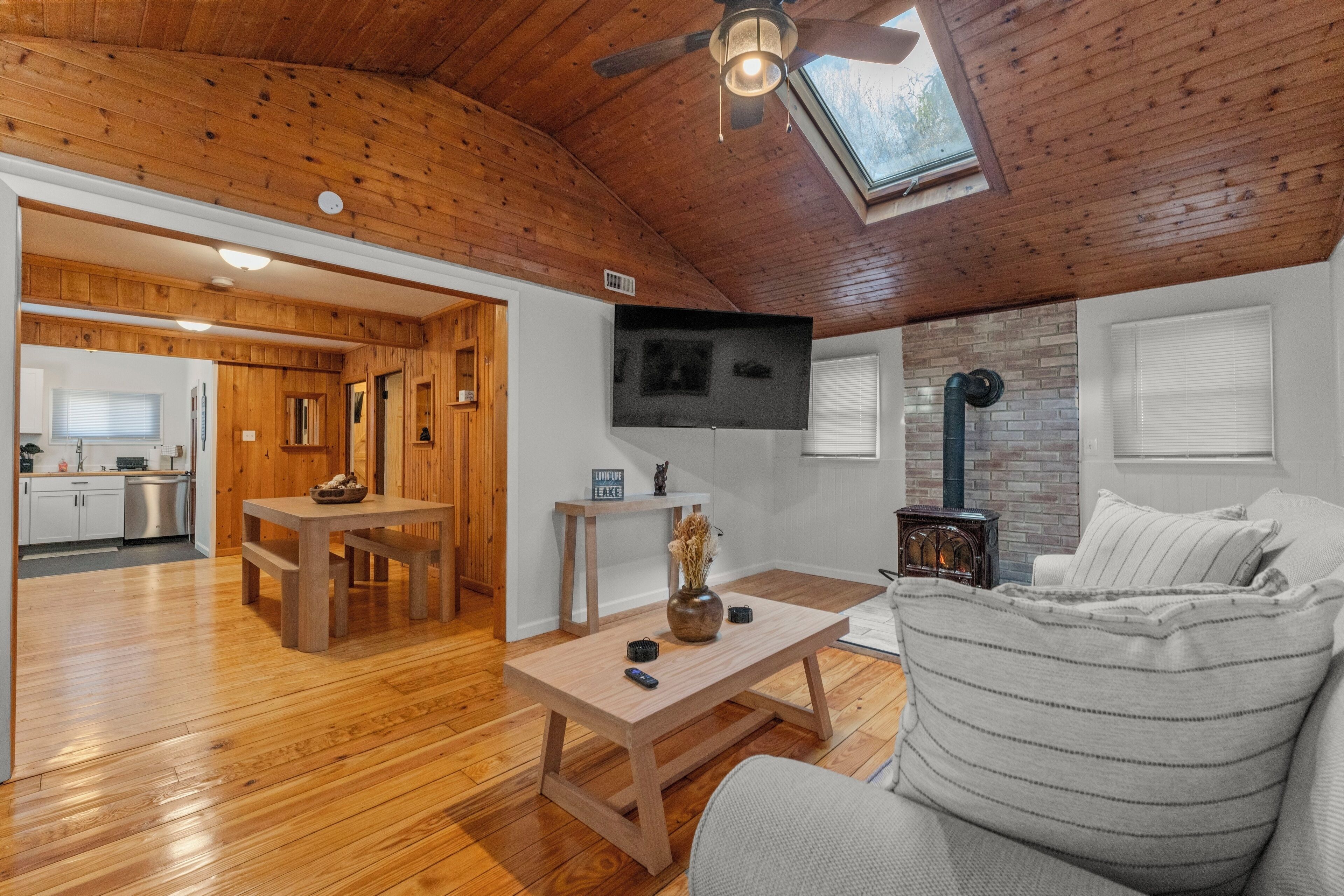 Smart TV, chimenea y futbolito 