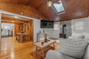 TV connectée, cheminée, baby-foot